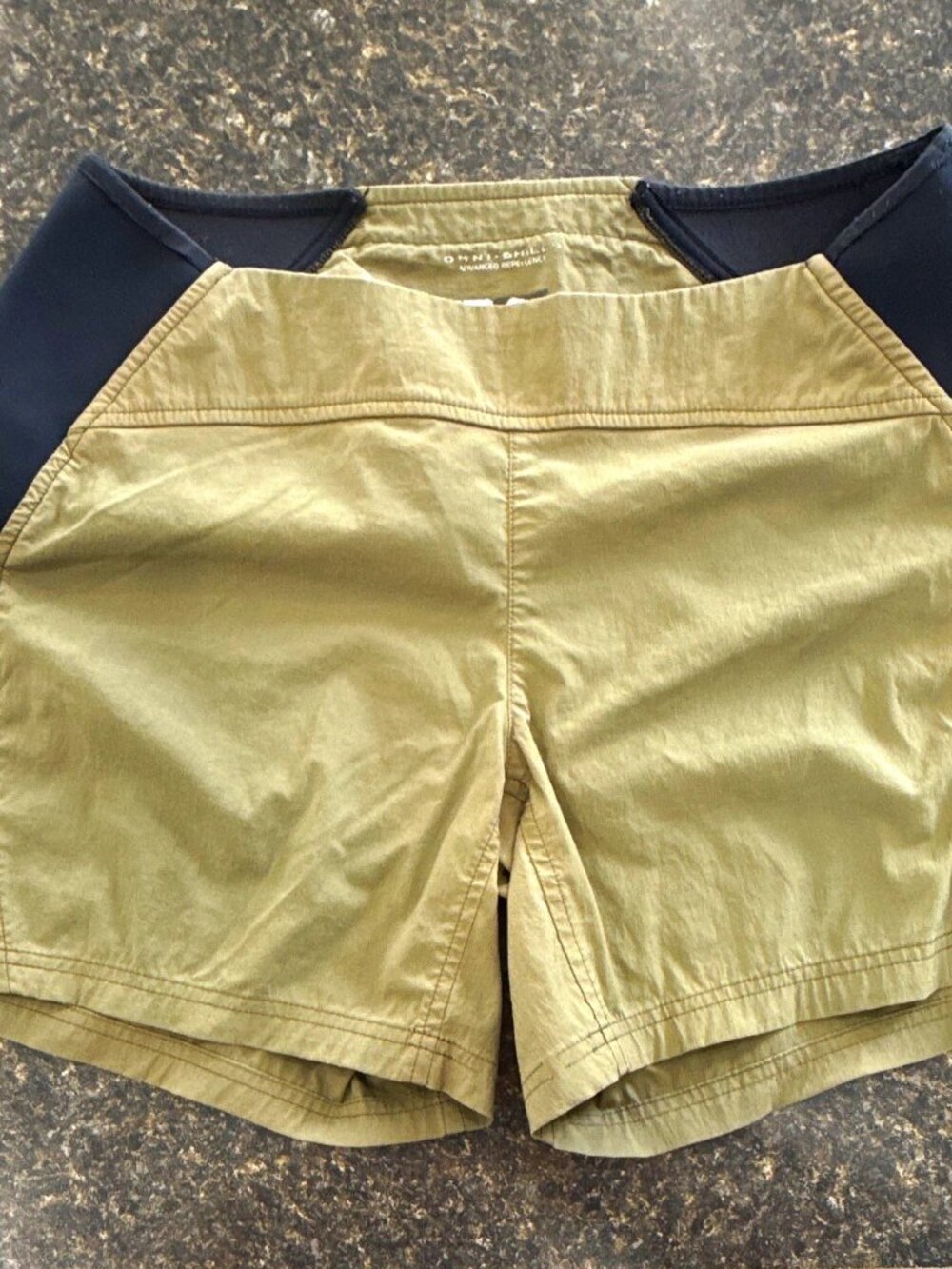 Columbia Titanium Omni-Shield Women's Shorts L Olive/Black